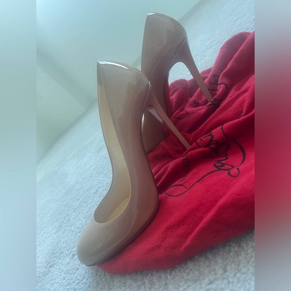 Christian Louboutin barely used and has protective coating to protect bottoms - Picture 4 of 10